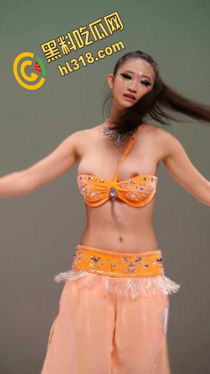 西北民族大学舞蹈学院，又出一位甩奶学妹，考试身穿抹胸吊带，硕大的奶子左摇右摆，奶头清晰可见 ！-6