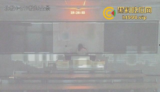 浙江大学情侣教室大战被监控拍下！智慧教室秒变性爱课堂，高材生用最奇葩方式学习！-8