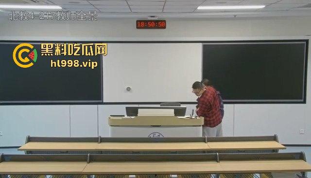 浙江大学情侣教室大战被监控拍下！智慧教室秒变性爱课堂，高材生用最奇葩方式学习！-9