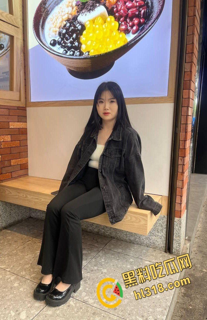 Soul勾搭学设计的妹子【董晓菲】，答应好久终于来一炮，最刺激的是一边女上一边工作，口爆内射准备SM继续调教 !-1