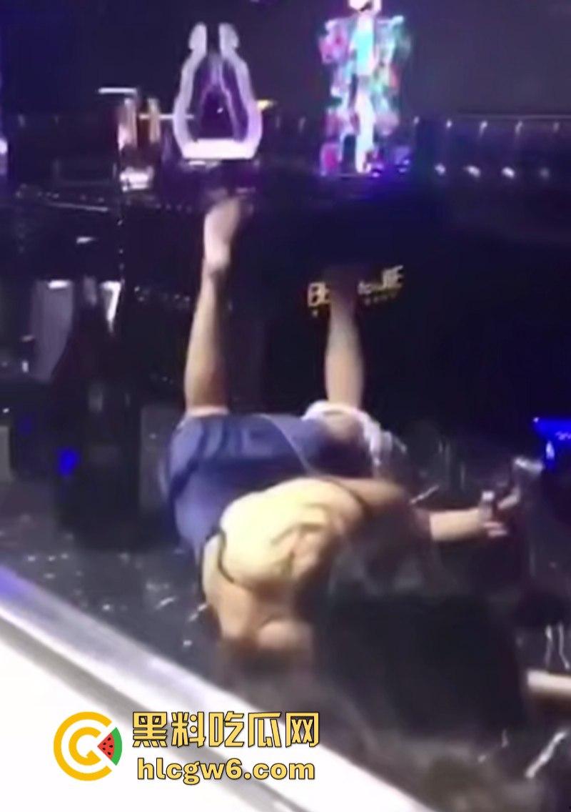 广东惠州放荡人妻夜店偷嗨 玩4p被醉酒口射 精液堵喉窒息而亡 现场实拍视频曝光!-6