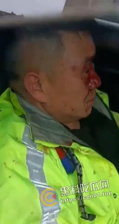 交警暴力执法致人死亡 被愤怒的群众围堵在车内 满脸是血 现场直达-3