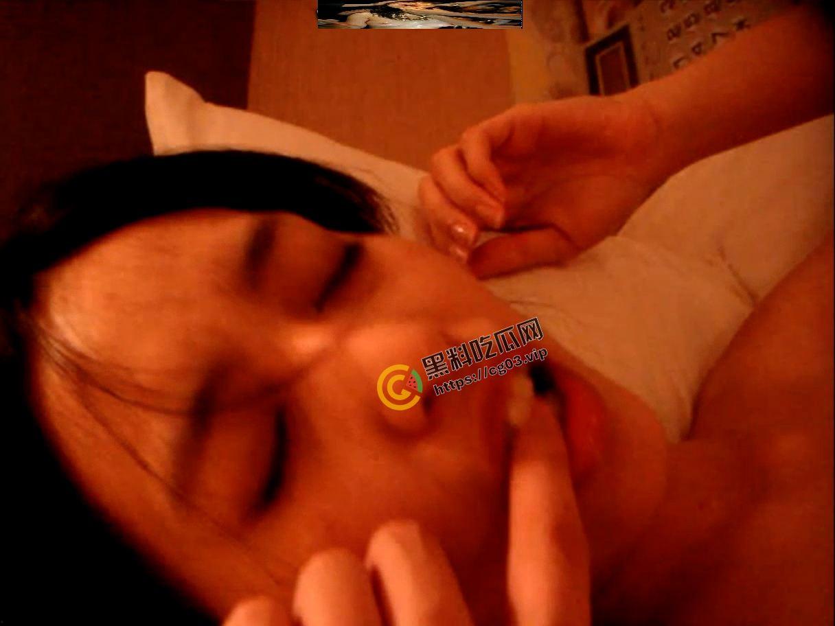 曾爆红的台湾网络女神江小辣 号称32D网络正妹 身材极品 口爆吞精 做爱视频被渣男前男友流出-10