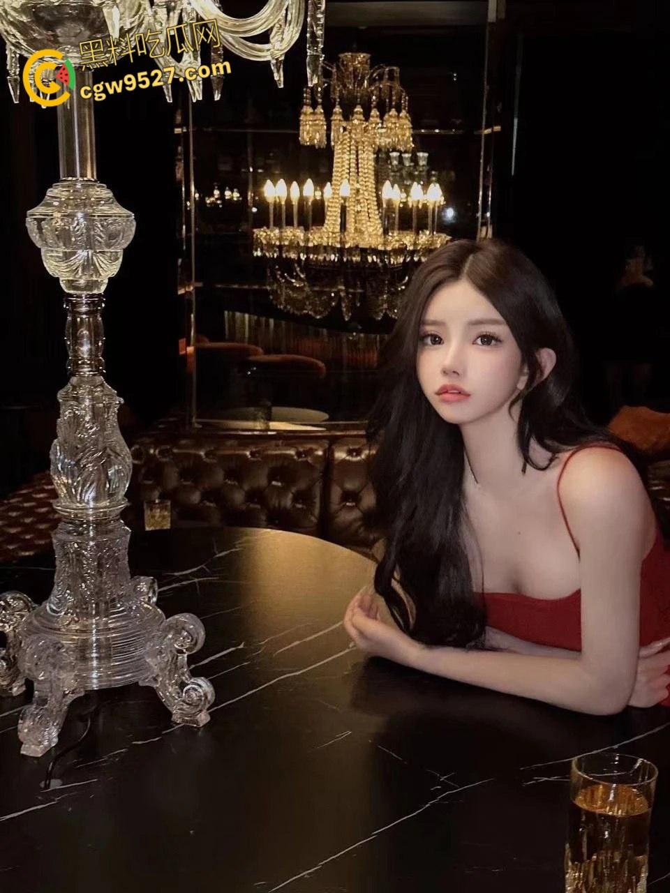 穷人女神富人精盆，极品名媛珊珊，圆润巨乳诱惑爆表，女仆装床上伺候金主，被按倒猛操淫荡十足 !-3